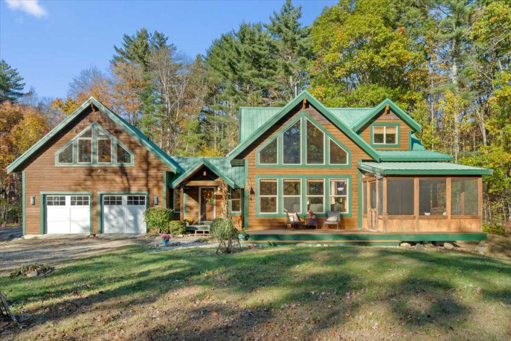 Log cabin home in Petersham, MA